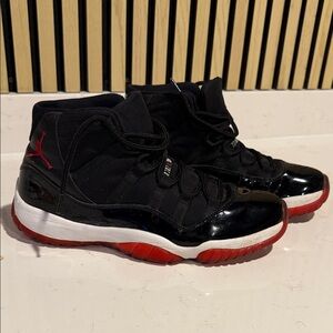 Jordan 11’s high top (Bred)